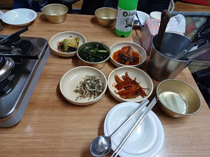 여러가지 밑반찬과 식기류