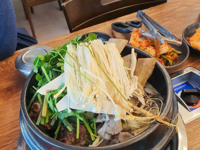 갈비탕의 산양삼과 신선한 채소