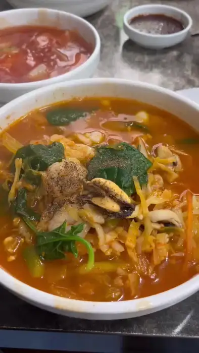 푸짐한 해산물이 듬뿍 들어간 짬뽕