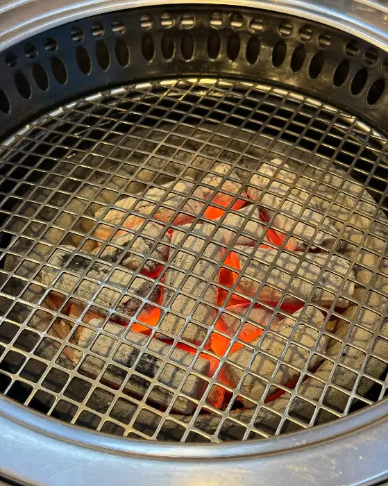 활활 타오르는 숯불