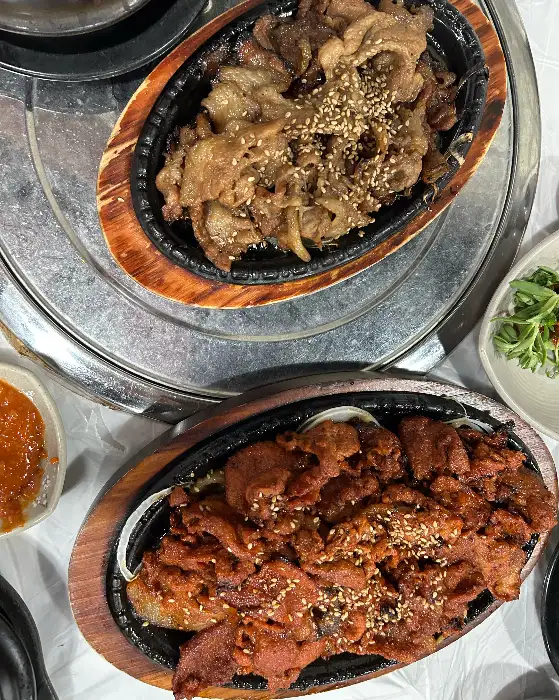 매콤달콤한 고추장 불고기와 불향 가득한 간장 불고기