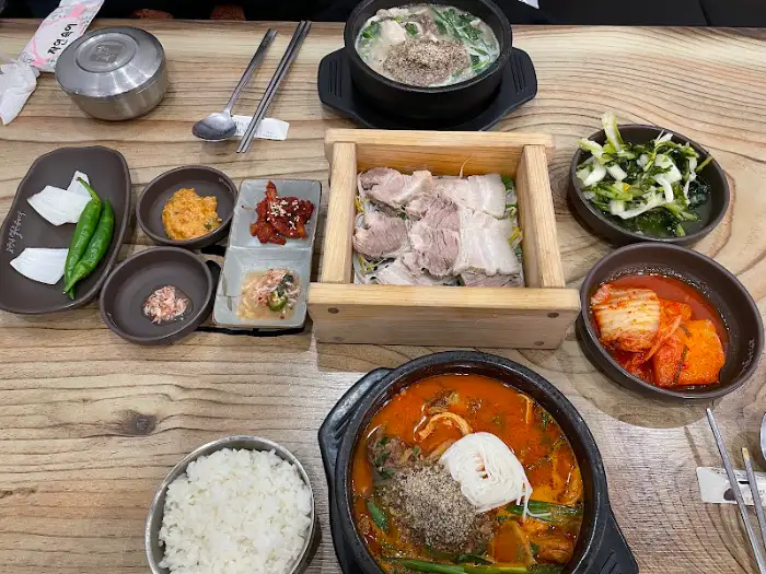 고향옥 얼큰순대국 테이블 전체 모습, 순대국과 보쌈, 밥