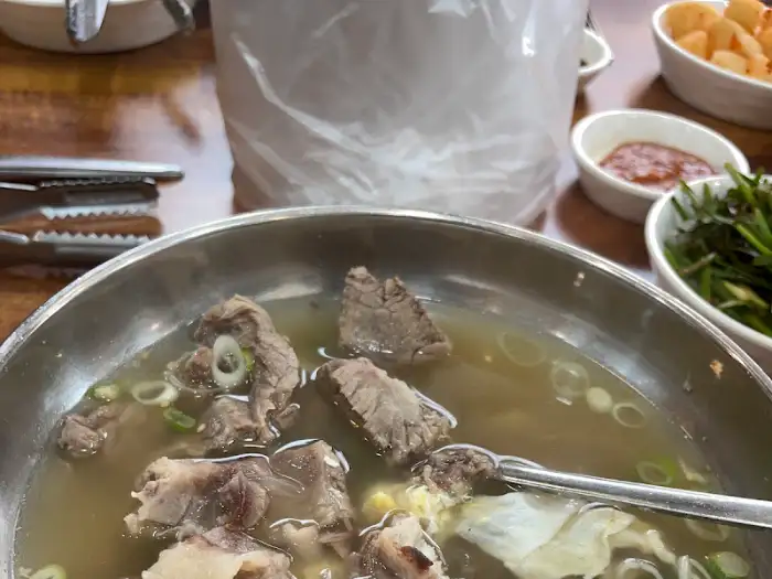 고집센그집갈비탕대구평리점의 맑고 깊은 국물의 갈비탕