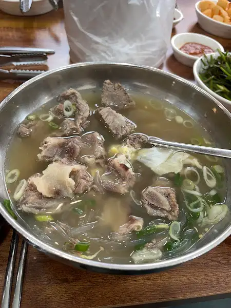 고집센그집갈비탕대구평리점의 갈비탕 속 푸짐한 고기
