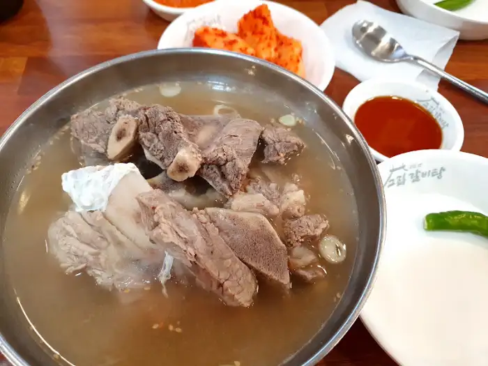 고집센그집갈비탕대구평리점의 풍성한 고깃덩이가 들어있는 갈비탕