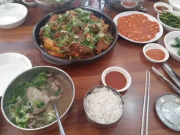 고집센그집갈비탕대구평리점의 푸짐한 갈비찜과 갈비탕 한상차림