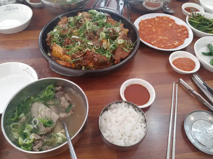 고집센그집갈비탕대구평리점의 푸짐한 갈비찜과 갈비탕 한상차림