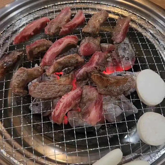 한가족숯불구이 벌교직영점 푸짐하게 구워지는 다양한 부위의 소갈비살