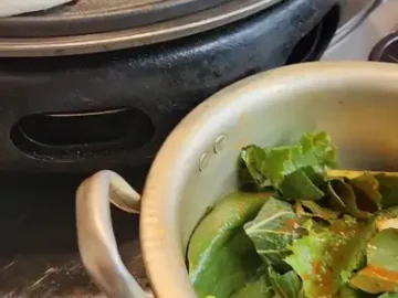 기력민물장어 반석본점에서 초벌되어 나오는 장어와 신선한 쌈채소