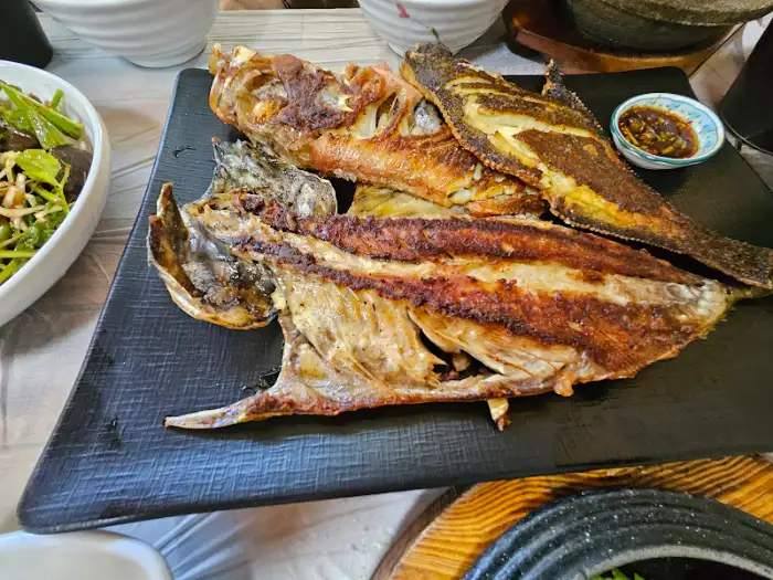 노릇하게 구워진 생선구이 한 마리
