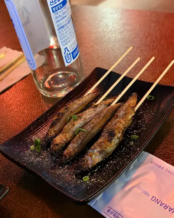 노릇하게 구워진 생선 꼬치