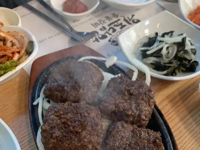 먹음직스러운 담양식 숯불 갈비가 4덩이 나온 모습