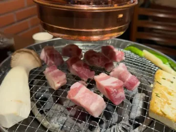 참숯 위에서 맛있게 구워지는 금복왕소금구이의 삼겹살