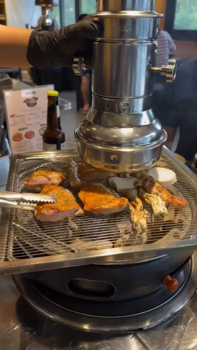 부막숯불닭갈비 포항문덕점에서 숯불에 닭갈비를 굽는 모습