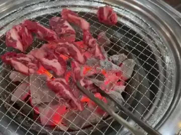 한가족숯불구이 벌교직영점 숯불 위에서 맛있게 구워지는 신선한 고기