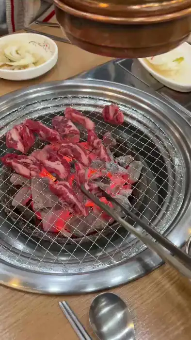 한가족숯불구이 벌교직영점 숯불 위에서 맛있게 구워지는 신선한 고기