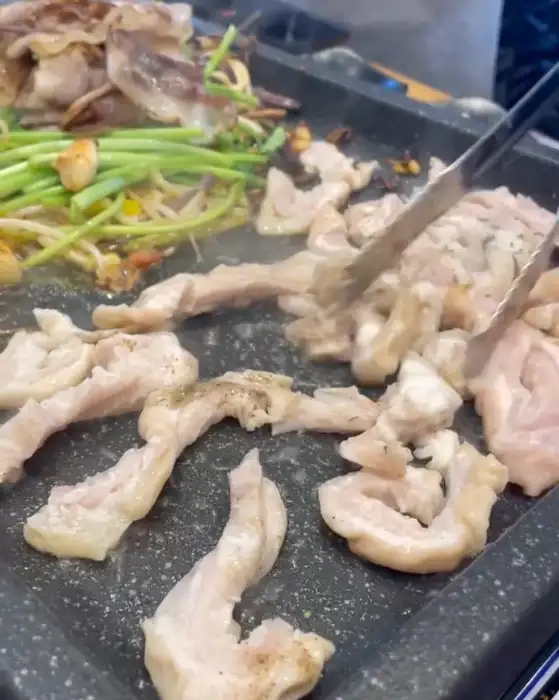 지글지글 익어가는 대패삼겹살과 곁들임 채소