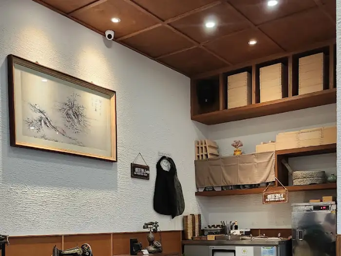 고국수 내부, 액자 그림과 차분한 인테리어가 돋보입니다.