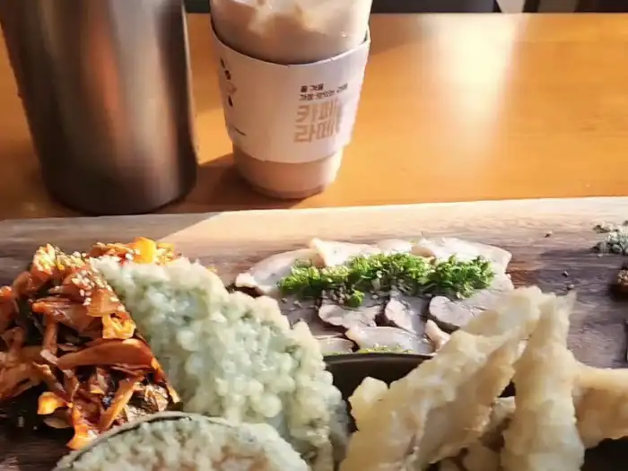 1인 잔칫상 메뉴, 다양한 음식이 먹음직스럽게 담겨 있습니다.
