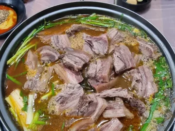 과천식당 보신탕 뚝배기 푸짐한 고기와 채소