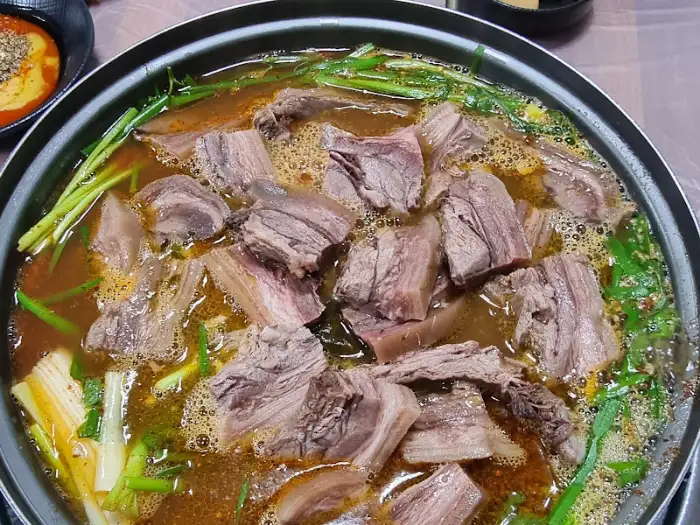과천식당 보신탕의 풍성한 고기 건더기와 맑은 국물