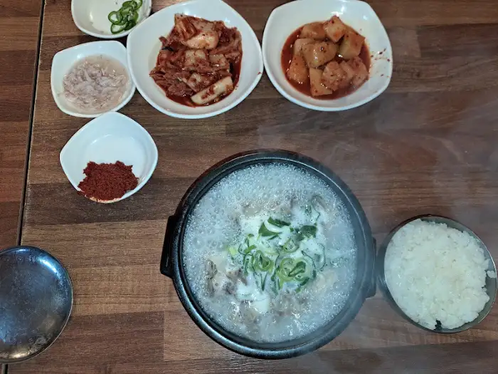 문경맛집순대의 다양한 밑반찬과 따뜻한 순대국