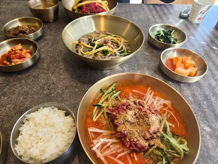 경주 함양집 여러 메뉴가 놓인 테이블 풍경