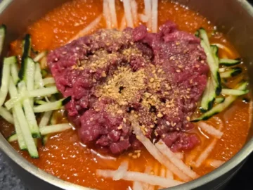 경주 함양집 육회 물회 푸짐한 육회와 신선한 야채의 조화