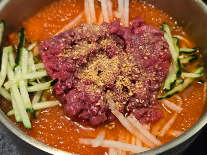 경주 함양집 육회 물회 푸짐한 육회와 신선한 야채의 조화