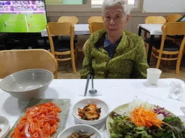 괴산올갱이해장국 상차림과 어르신 모습