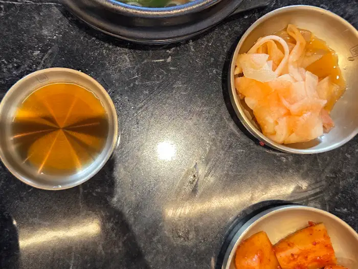 교동면옥 용인수지점의 곁들임 반찬과 소스