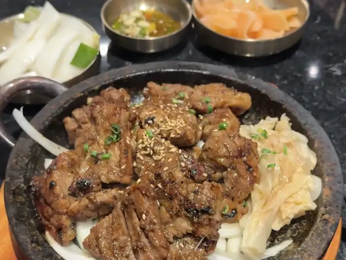 육즙 가득한 석갈비와 곁들임 반찬
