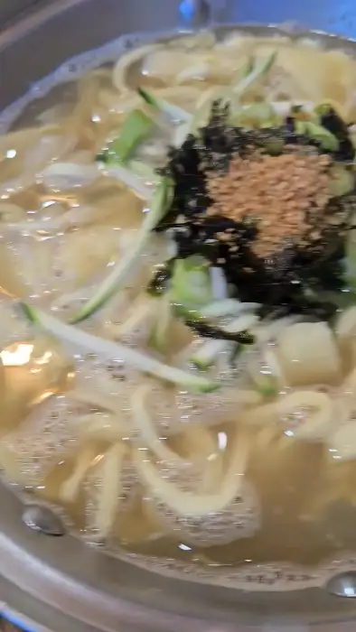 해산물이 풍성하게 들어간 칼제비
