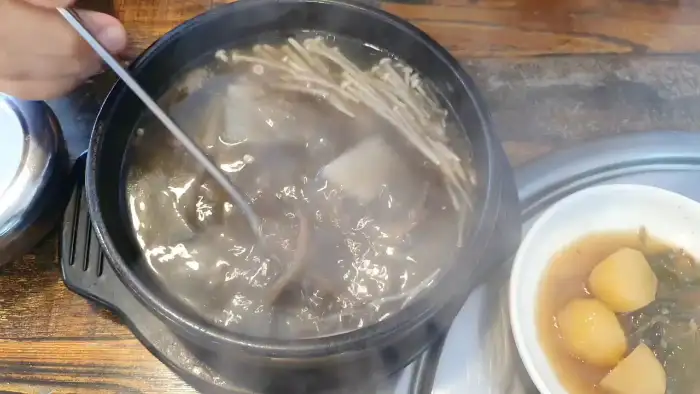 해장국, 뚝배기에 담겨 뜨겁게 김이 나는 모습