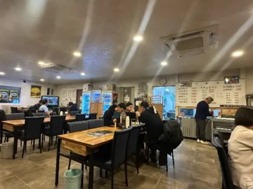 해장촌 매장 내부, 테이블마다 사람들이 식사 중인 모습