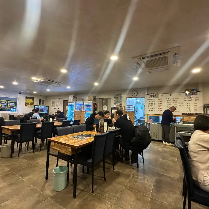 해장촌 매장 내부, 테이블마다 사람들이 식사 중인 모습