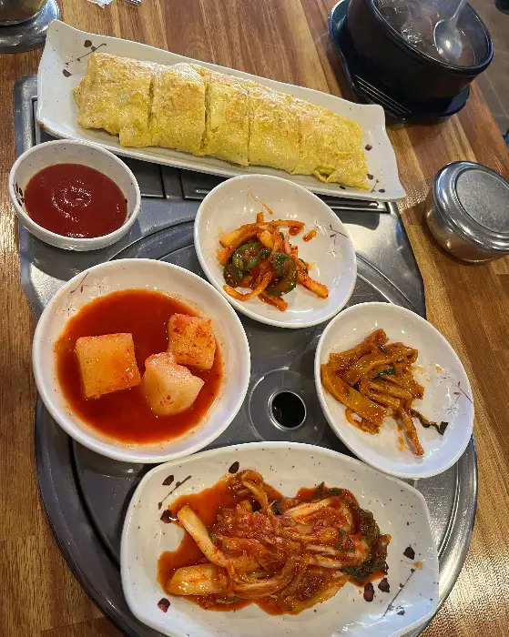 해장촌의 계란말이, 떡, 김치 등 다양한 반찬이 정갈하게 차려진 모습