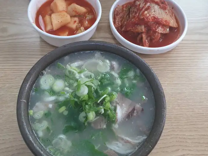 해장국집 설렁탕과 곁들임 반찬