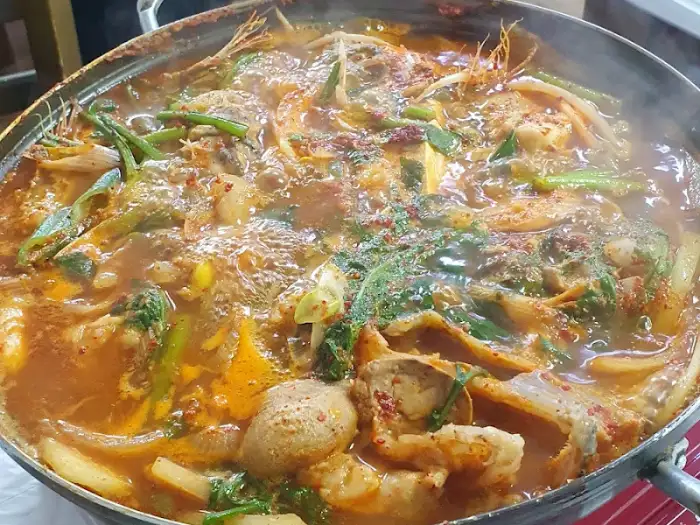 김이 모락모락 나는 푸짐한 물망치매운탕 냄비