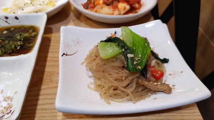 다양한 밑반찬과 함께 차려진 잡채