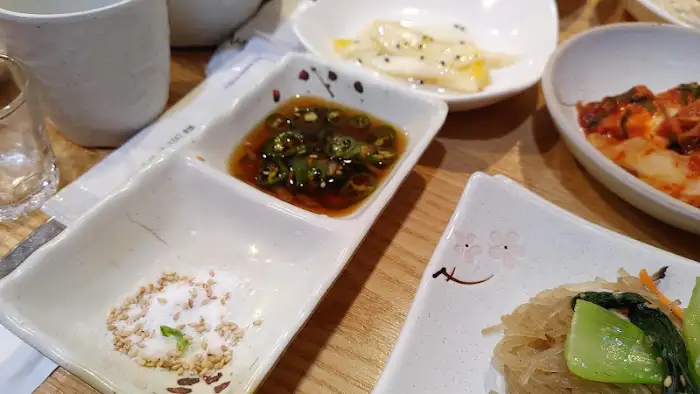 간장 소스와 소금, 곁들임 반찬이 담긴 접시