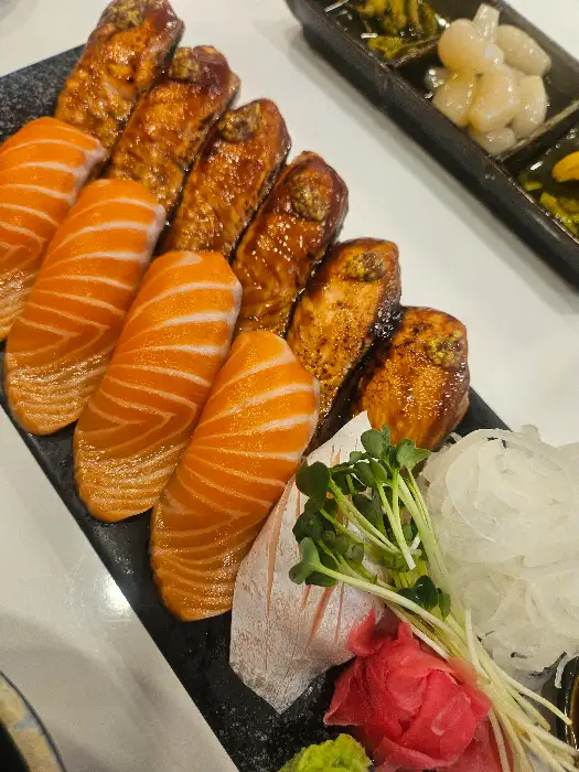 진열된 하라식당 김해대청점의 다양한 연어초밥