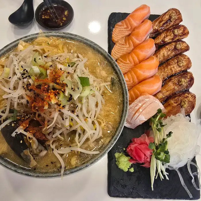 하라식당 김해대청점의 연어초밥과 함께 나온 나가사끼 우동