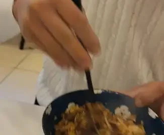 하라식당 김해대청점의 푸짐한 연어초밥과 우동이 준비된 모습