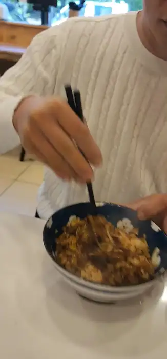 하라식당 김해대청점의 푸짐한 연어초밥과 우동이 준비된 모습