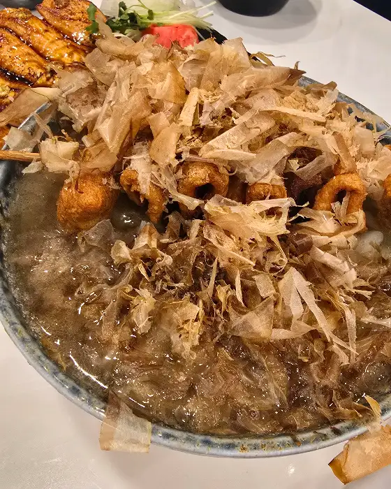 가쓰오부시가 듬뿍 올라간 하라식당 김해대청점의 우동