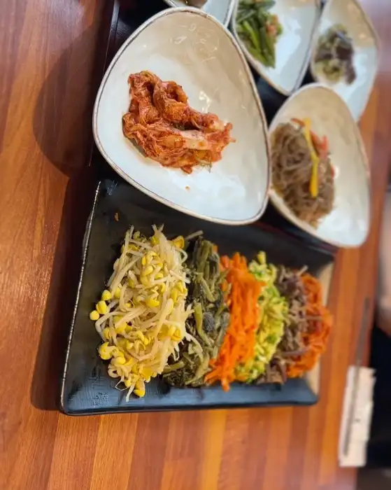 다양한 나물들이 가지런히 담긴 접시