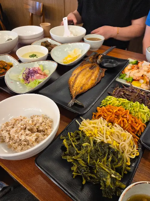 다채로운 색감의 신선한 제철 나물 모듬