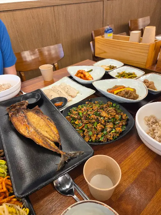하루온의 정갈하고 풍성한 보리밥 정식 한 상 차림