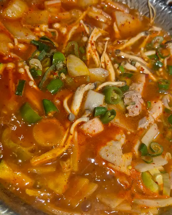 얼큰한 국물에 건더기가 푸짐하게 들어간 찌개 요리